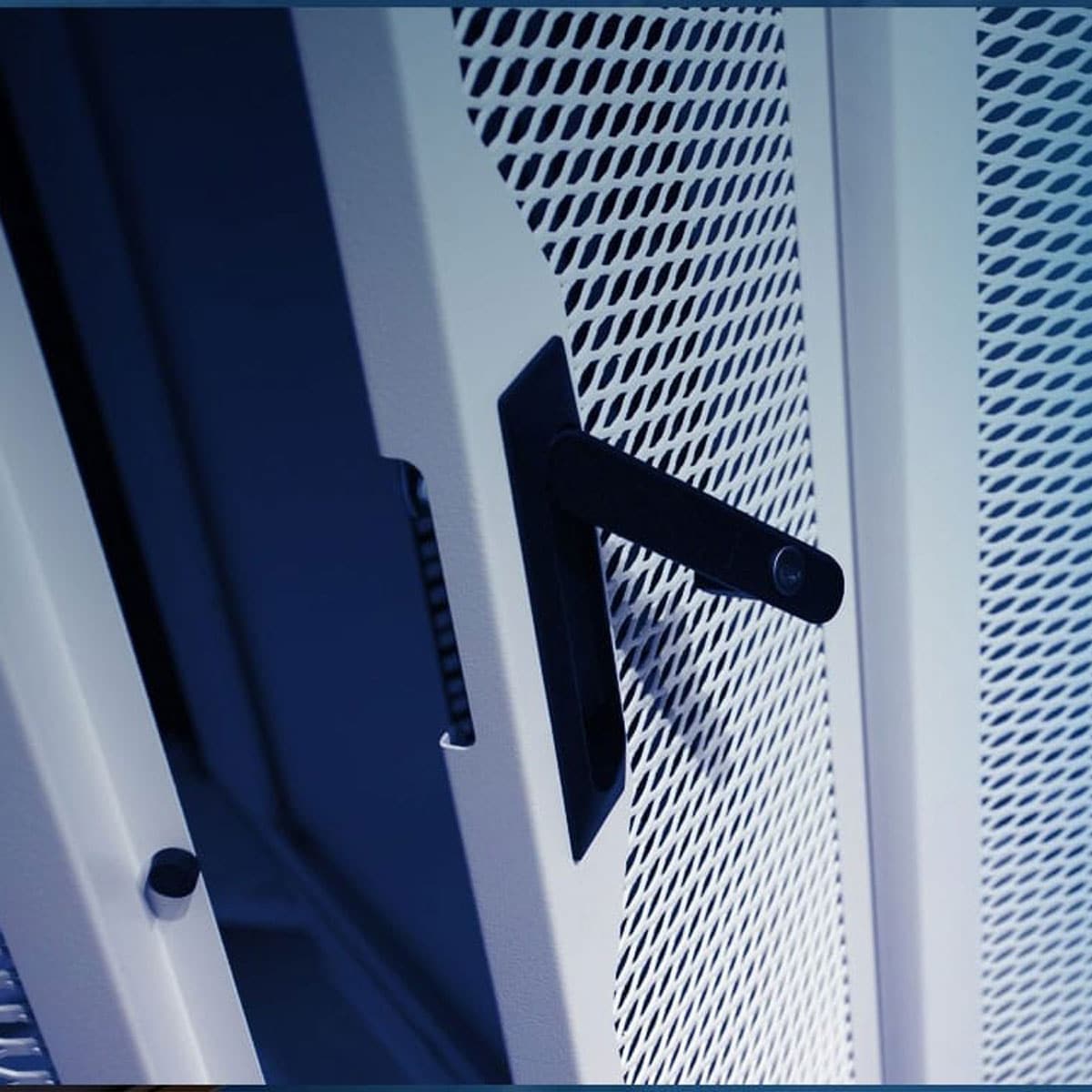 Door/entry system into a temporary and portable cleanroom